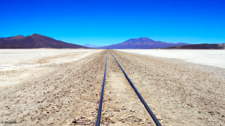 Les rails de train dans la Salar de Uyuni