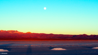 Lever de lune sur le Salar de Uyuni